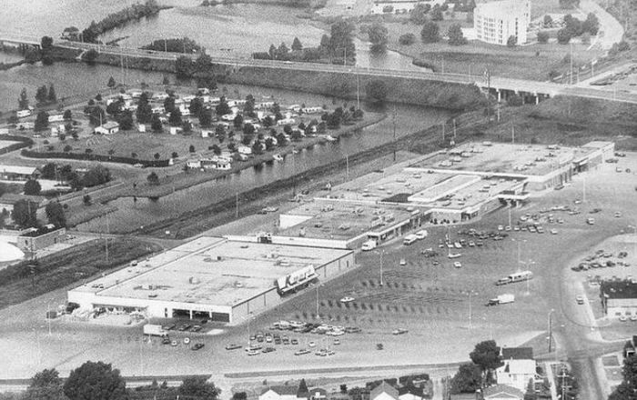 M&M Plaza (M & M Plaza) - Old Photo (newer photo)